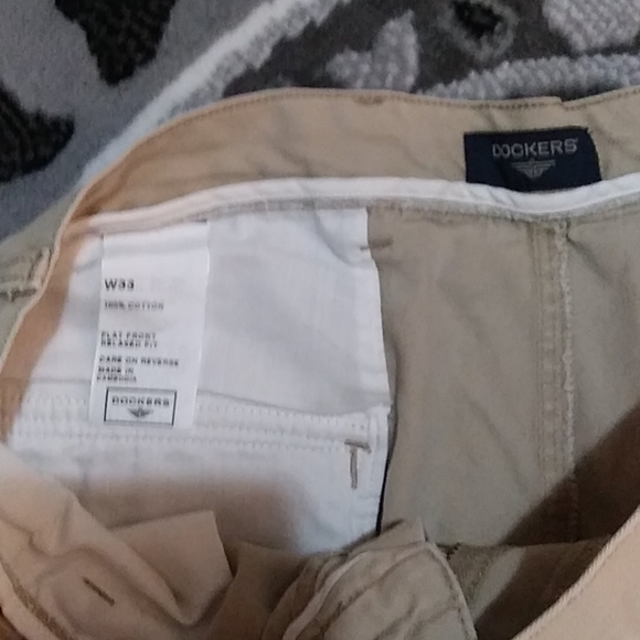 Dockers cargo shorts GUC - Picture 3 of 3
